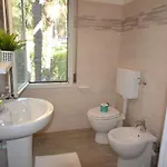 A Lignano Con 2 E Giardino Nyaraló