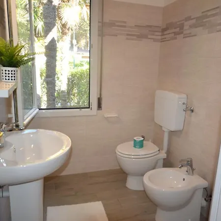 A Lignano Con 2 E Giardino 別荘