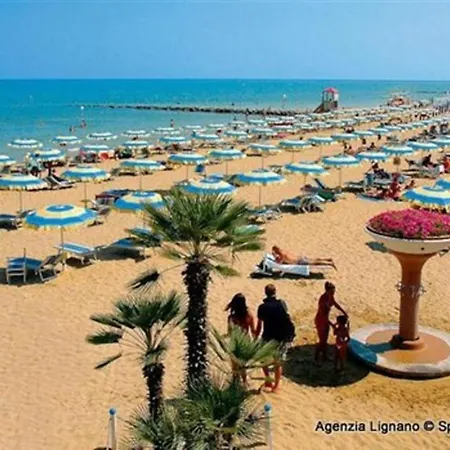 A Lignano Con 2 E Giardino Nyaraló